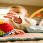 Kiedy dziecko chwyta zabawki: Rozwój motoryczny niemowląt